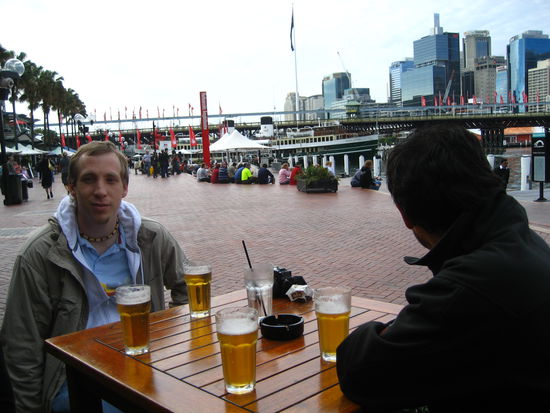 nach 2 stunden marsch ueber den botanischen garten und die oper in richtung darling harbour gab es zur belohnung erstmal ein bierchen.