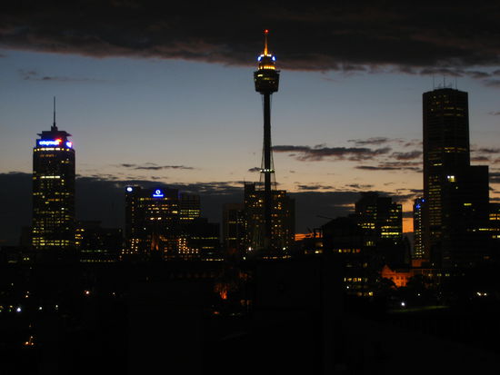 daemmerung ueber sydney tower und downtown