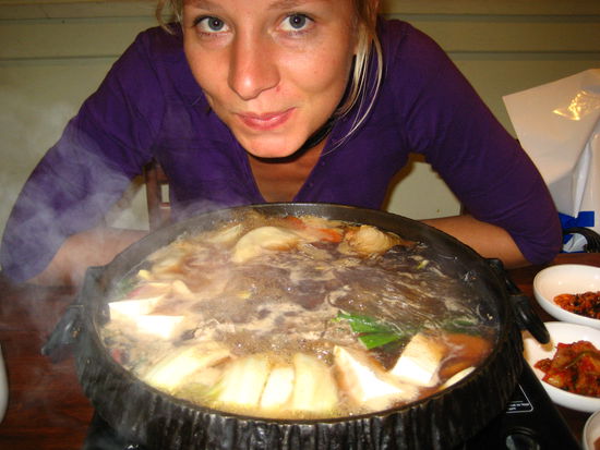 und abends gabs dann mein von montag auf dienstag verschobenes geburstagsessen beim koreaner. war wieder mal eine leckere asiatischer erfahrung, auch wenn wir nicht wussten, was wir uns unter einem "hot beef pot for two" vorstellen sollten.