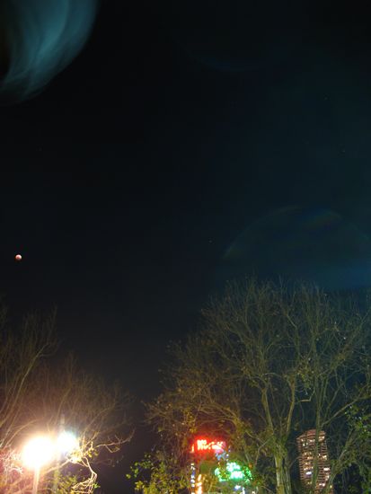 links der dunkel (rot) werdende mond ueber sydney