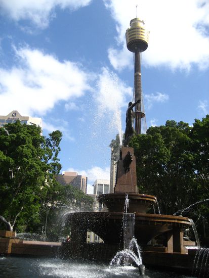 blick vom hyde park zum sydney tower