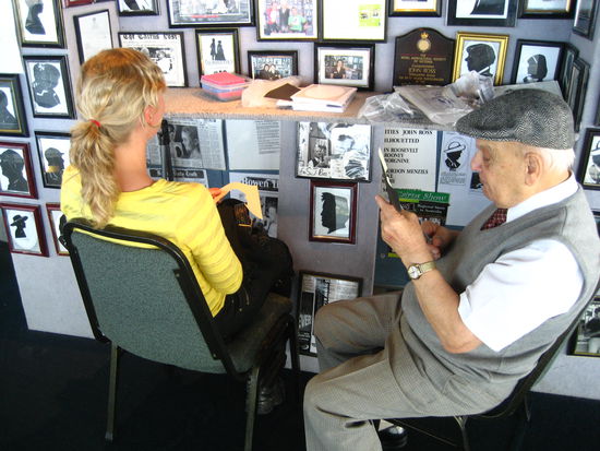 dieser 88 jaehrige mann schneidet seit 68 jahren shilouetten von gesichtern im profil. er hat auch schon jennifer lopez und roosevelt portraitiert und hat mich sofort um den finger gewickelt, mich da hinzusetzen. chris hatte sich die aussicht angeschaut und sah mich dann auf einmal hier sitzen. in meinen augen ist er ein wahrer kuenstler. wenn er sich verschneidet faengt er von vorne an. immer. ein faszinierender mensch an einem platz, wo man damit ueberhaupt nicht rechnet.