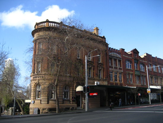 zurueckgebummelt sind wir dann ueber die oxford street, die schwulenmeile von sydney, wo auch das mardi gras festival statfindet. wunderbare architektur, nette cafes.