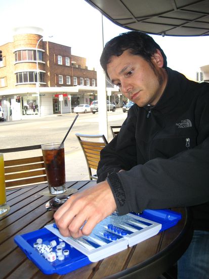 in einem davon weihten wir dann auch gleich unser neues backgammon ein, welches nun die 4. und endlich auch perfekte variante ist  meinem verlieren steht nun nichts mehr im wege...