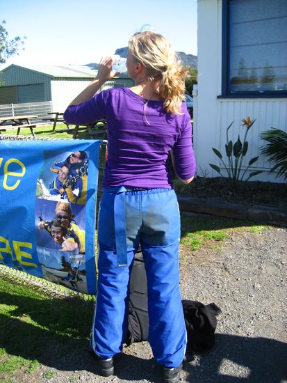 dort angekommen gab es erstmal diese schicken hosen und ich wurde in gruppe nummer 2 um 09.30 uhr gesteckt.