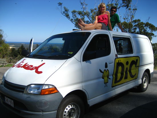 unsere wohnung, kueche, bett, wohnzimmer und vor allem auto fuer die naechsten 5 wochen