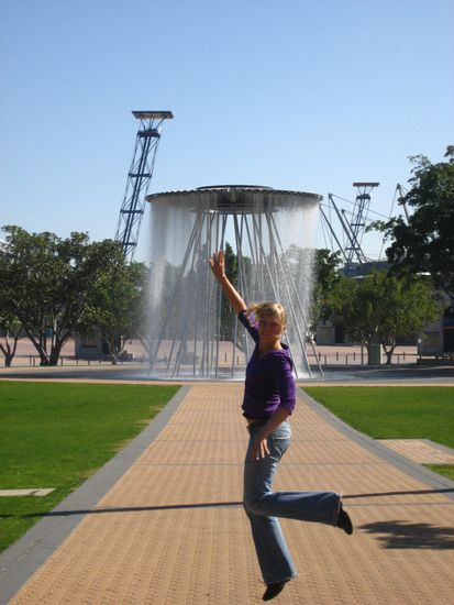 im vordergrund mein eleganter huepfer... und im hintergrund die ehemalige saeule, auf der das oplympische feuer entzuendet wurde. dient heute als brunnen und hat somit ebenfalls einen schoenen zweck.