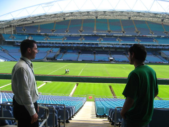 im stadium, wo man vorne an den eingelassenen schienen sieht, wieweit die tribuenen nach vorne geschoben werden koennen.