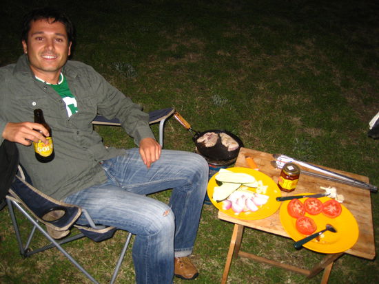 erste nutzung unserer kueche, was aus einer gasflasche mit aufsatz besteht. dazu ein spuelbecken mit schlauch nach unten und eine punpspuele, die aus einem 10 liter kanister wasser hochpumpt wenn man kraeftig genug drueckt. als kuehlschrank eine kuehltasche. was braucht man mehr?!