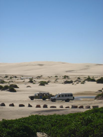 auf der riesen sandduene bei anna bay liefern sich die ganzen 4w drives wettrennen. sand wohin man blickt!