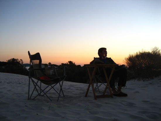 so laesst es sich durchaus leben, nachdem wir stuehle, tische und bierchen auf die duene hochgeschleppt hatten.