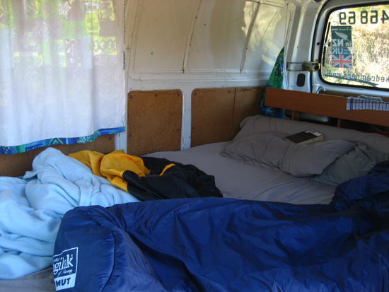 so sieht unser bett aus, wenn man alle bretter zusammenschiebt und die matrazen schoen darauf verteilt