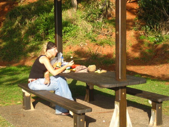 rechts wurde geheiratet und links wurde in bermudas und schlabberschirt gegrillt...!