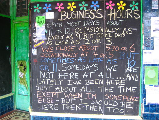 das schild sagt schon mal alles oder? nicht zu vergessen die bunten hippi blumen oben. so sah eigentlich die ganze strasse aus.