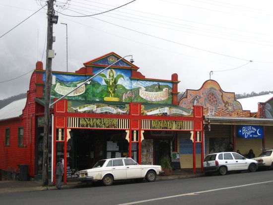 eigentlich ein laden mit allem, was man so aus hanf herstellen kann, doch in dem angrenzenden "cafe" bekam man ohne zu wollen allein beim durchlaufen die volle droehnung ab ha ha!