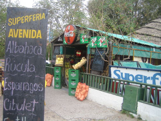 alle laeden haben offen - feiertage hin oder her. obst und gemuese sind traumhaft, billig und einfach lecker!