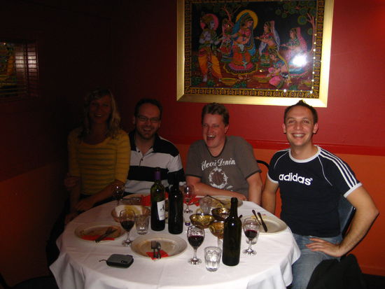 abends gings es zum inder. bryce aus canberra war ebenfalls auf fiji dabei und an diesem wochenende zufaellig in brisbane – manchmal ist die welt schon klein... und der fotograf hatte den finger vorm blitz, doch man erkennt sandra ja auch so 