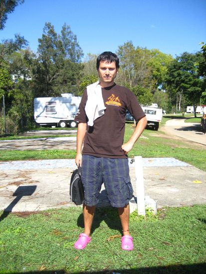 keine ahnung warum ich auf dem campingplatz wegen meinem outfit belaechelt wurde . sandra musste sich ja ausgerechnet rosa schuhe kaufen, die ich nun als badelatschen anziehen muss.