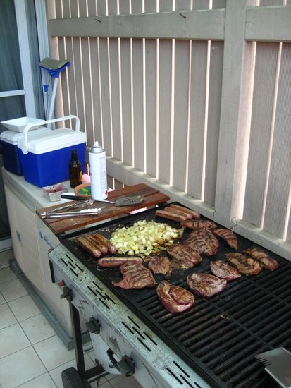 so sieht ein gut organisierter grill mit kaenguru steaks und wuersten aus.