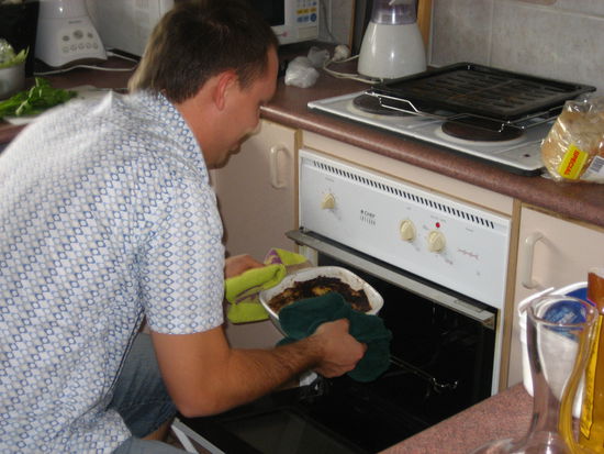 der nachtisch “apple crumbles”, welcher von tims freundin danielle liebevoll zubereitet wurde, hat tim dann im ofen zu kohle verwandelt