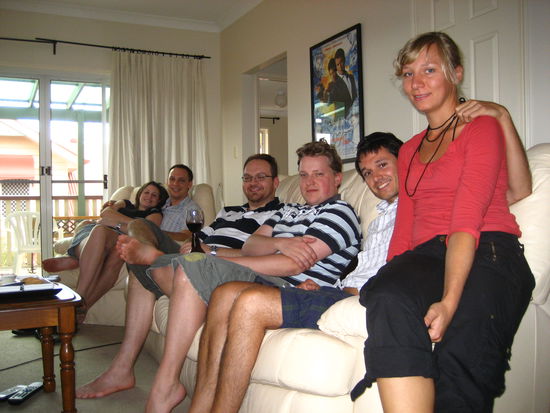 hier die ganze gruppe mit vollem bauch nach dem leckeren barbecue, wobei sandra mit den steaks ein psychisches problem hatte (lag wohl an den ueberfahrenen an der strasse) und sich eher an die wuerste hielt...