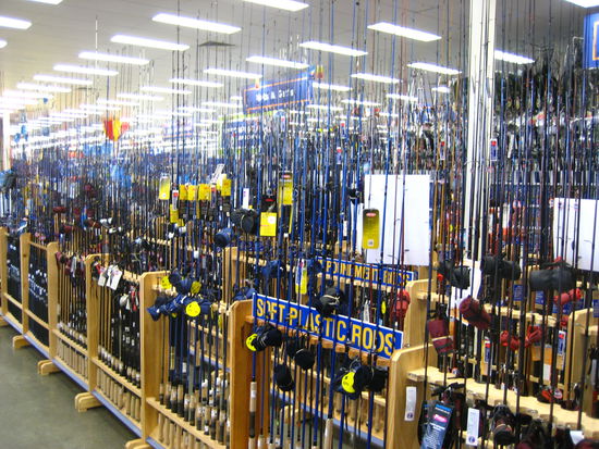 camping und australien gehoeren irgendwie zusammen. vermutlich gibt es solche laeden auch in deutschland und nur wir haben so was noch nie gesehen... mit diesem bild gruessen wir unsere angler roland und jan 