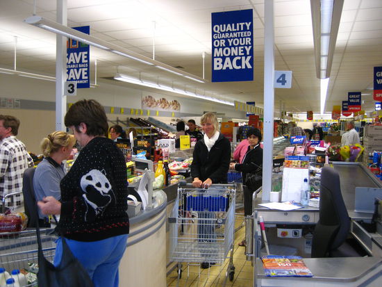 die einrichtung ist eigentlich genau wie in deutschland. nur die damen an den kassen tippen eher in australischer "geschwindigkeit"...!