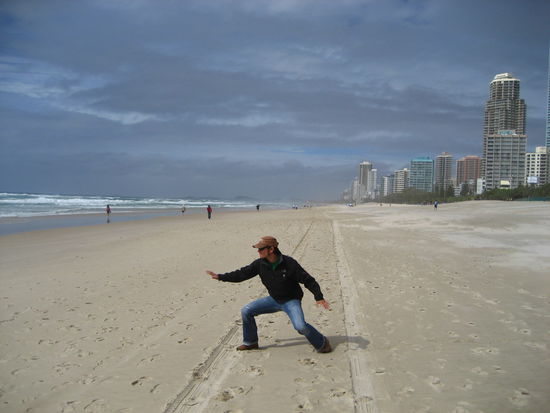 der strand von surfers paradise macht seinem namen alle ehre. fuer uns hat es bisher leider nur zu trockenuebungen gerreicht (wir sind ja im reise-stress ). aber was nicht ist kann ja noch werden.