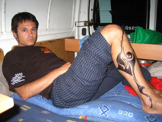 die idee, meine wade mit einem tatoo zu schmuecken hatte ich schon laenger. hier der erste entwurf von sandra mit edding. mal sehen was draus wird...