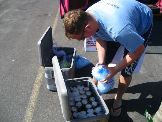 dan fuellt fachmaennisch die kuehltruhe. eine fuer den alkohol und eine fuer den salat.