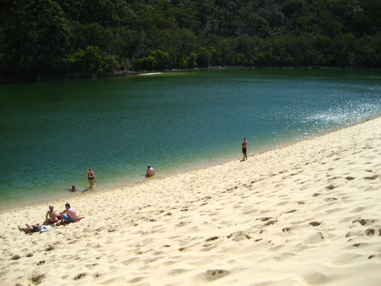 ...und nach links kann man sich direkt in den see rollen lassen. laura hat angefangen und fast alle angesteckt, die faul in der sonne lagen 