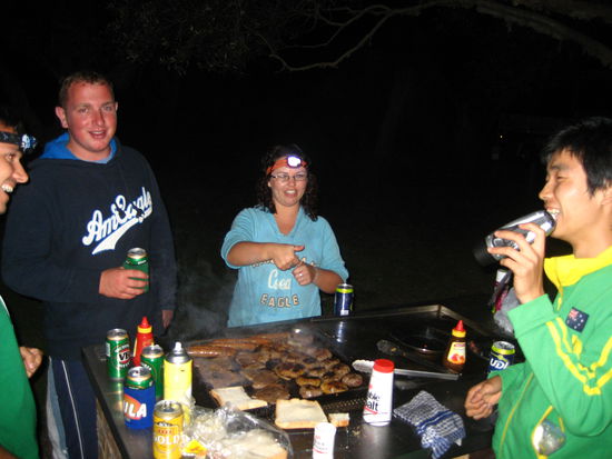 die lustigen koeche, die fuer einen tag im voraus grillten. chris und ho ya hatten somit eine grillwurst, die sie bereits zum fruehstueck gegessen haben am naechsten tag