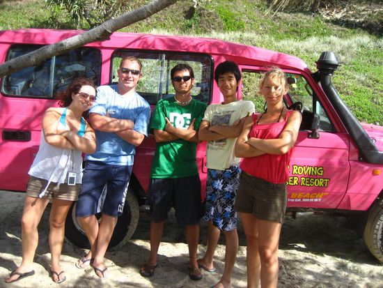 das ist die lustige truppe und der pinkfarbene jeep. die jungs freuten sich ganz maechtig ueber die farbe.