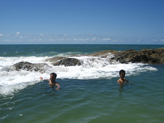 die badenixen chris und ho ya 
die champagne pools heissen so, da das wasser ueber die klippen in die becken schwappt. eine ganz nette badestelle, wie es sie aber wohl ohne diesen klangvollen namen an vielen klippen weltweit gibt.
