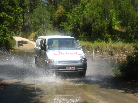 und ralley fahrer chris musste so waghalsige schluchten ueberwinden