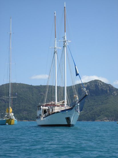 das schoene segelboot, welches mit motor fuhr...