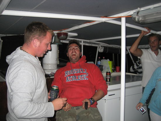 dies war einer der tauchlehrer... (mitte) naemlich chris und meiner. mehr gibt es dazu wohl nicht zu sagen. ich habe es auch ohne einweisung ueberlebt...