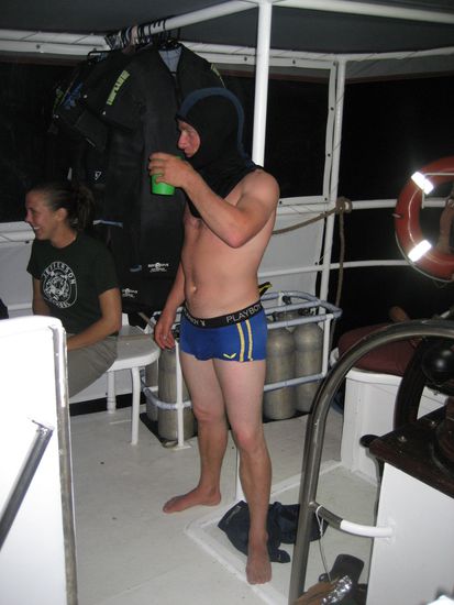 ...und das war harry aus neuseeland. der andere tauchlehrer. ja, sowas wird hier auf touristen losgelassen  sowas kann abends aus kompetenten lehrern werden, wenn sie beim trinkspiel verlieren.