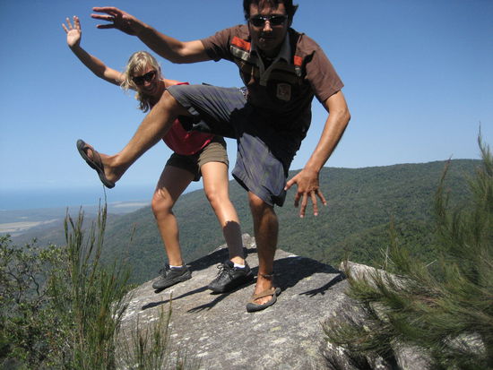 selbstausloeser druecken, dann auf den stein klettern und moeglichst dumm machen
