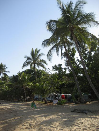 unser van am wunderbaren strand, davor das krok-warnschild