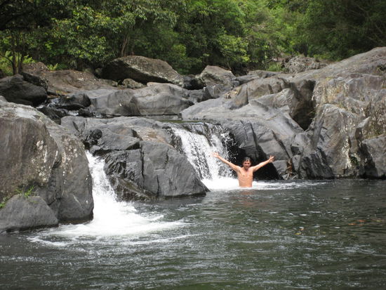 ...und zwar hierher! wieder ein dolles super wasserloch bei den cascade falls bei cairns. waren nur einheimische und wir.