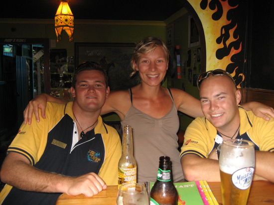 ein bierchen im pub (chris' weissbier fuer 11 A$...) mit unserem tauchlehrer TJ links und seinem mitbewohner josh