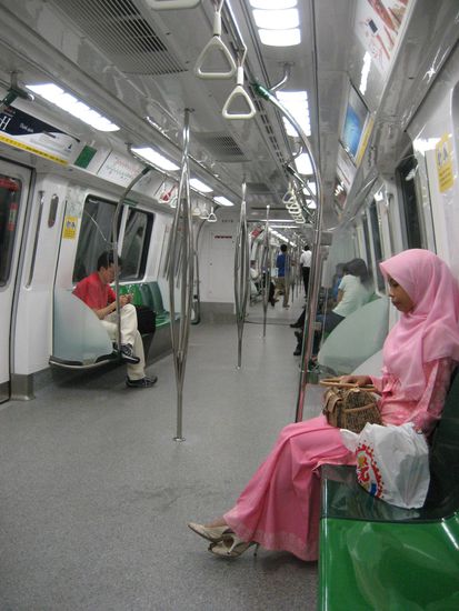 die erste fahrt im nagelneu aussehenden MRT, der u-bahn singapores.