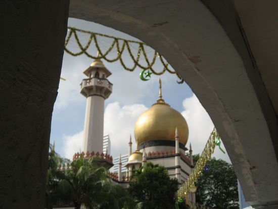 moscheen inmitten der modernen, westlich aussehenden grosstadt