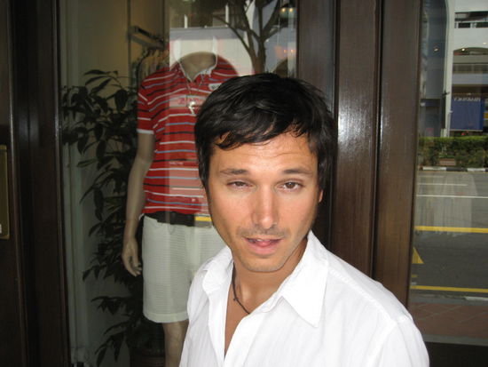 ach ja, in chinatown war chris bei einem schwulen frisoer, wie man unschwer erkennen kann...! doch ohne viel gel und herumgezupfe sondern mit schlichtem trocknen lassen und gut is sieht es dann doch wieder hetero aus