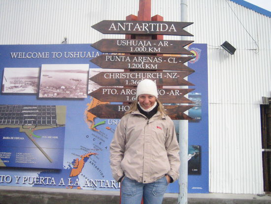 naja, man kann nun nicht gerade in die antarktis LAUFEN, was das schild vermuten laesst, doch weit is es nimmer.
(kleines detail auf dem bild: die muetze kam zum einsatz!)