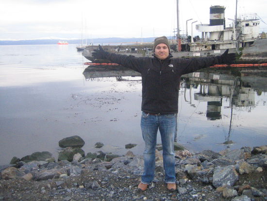 der kapitaen vor seinem kleinen boot - ebenfalls den temperaturen entsprechend neu ausgetattet mit muetze und handschuhen.