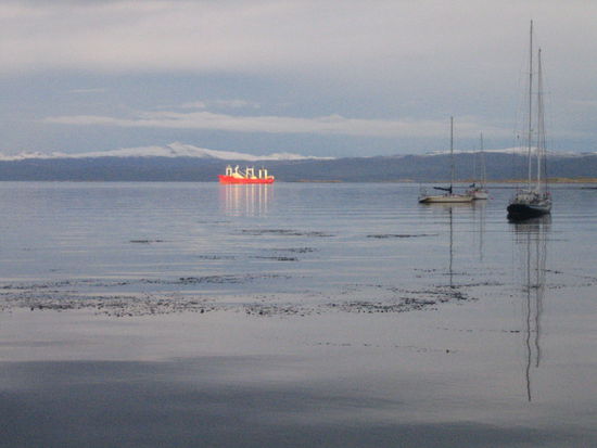 meine kleine ixus ist sicher keine super-dooper-kamera (ich jammer oft ueber ein fehlendes tele, zu wenig lichtstaerke, zu wenig weitwinkel etc....), doch bei all den motiven hier kann man auch mit kleinen knips-kameras tolle bilder machen. ach, fuer fotografen ein wahrer traum, die motive liegen auf der strasse...!