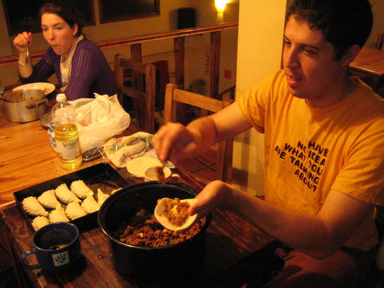 bei dem jungen argentinier hat sich dann irgendwann herausgestellt dass er koch ist. es ging also nicht unbedingt gerecht zu beim kochduell...
er machte mal schnell par "empanadas", kleine mit fleisch, huhn etc. gefuellte teilchen. gibt es hier ueberall, sind sehr lecker. 
wir konnten aber mit unserem haehnchen in knoblauch und weisswein mithalten, wenn wir auch nicht so schnell schnippeln koennen...