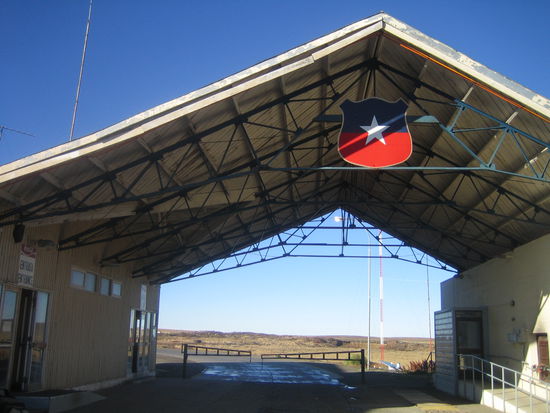 ein gebaeude, ein dach, eine schranke, 4 beamte: der grenzuebergang nach chile.